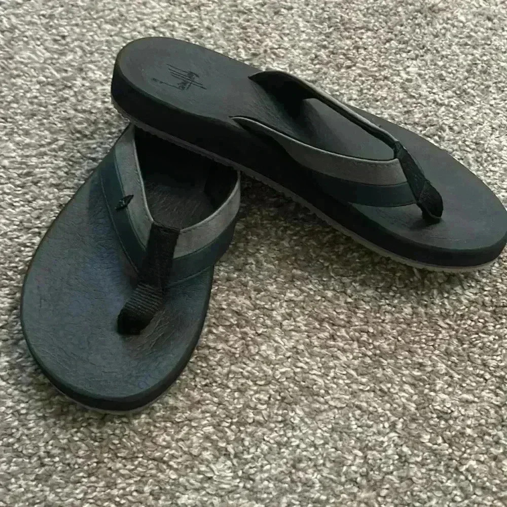 Women’s Guy Harvey flip flops. Size 8